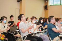 <b>正在“帮力各行各业”的下？</b>